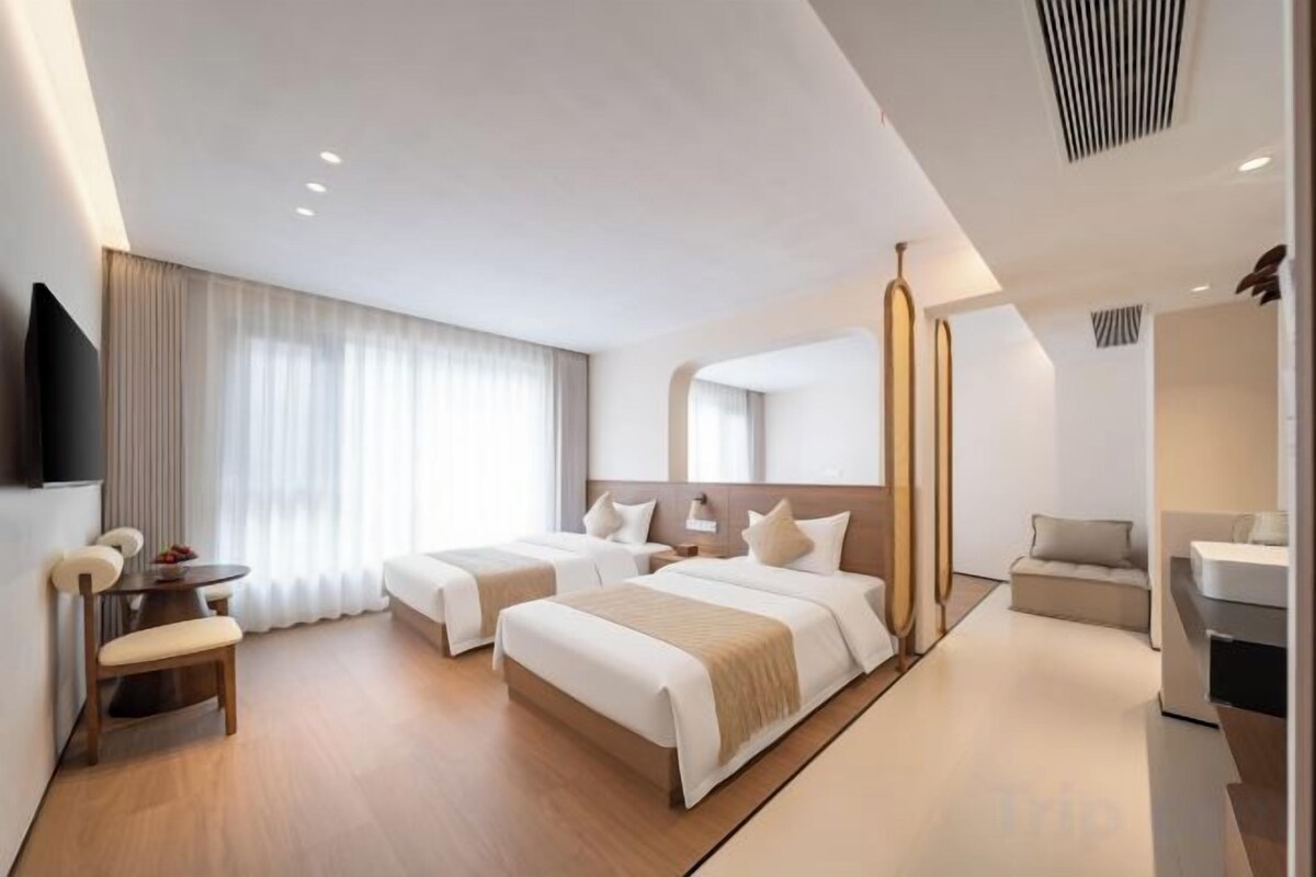 Deluxe Triple Suite