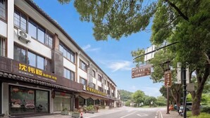Un carrer amb arquitectura tradicional, botigues i un cel serè.