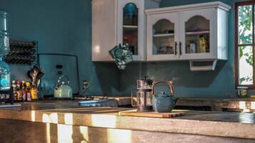 Refrigerador, horno, placa de cocina, cafetera/tetera