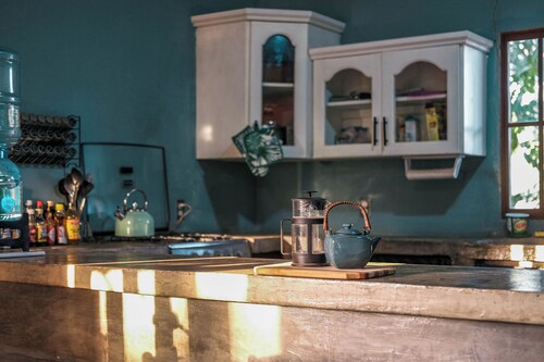 Gorgeous Lofted 1 Bedroom Home-Hot Water/Parking