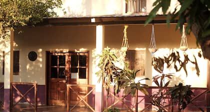 Gorgeous Lofted 1 Bedroom Home-Hot Water/Parking