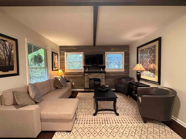 Smart-TV, Kamin, DVD-Player, Bücher