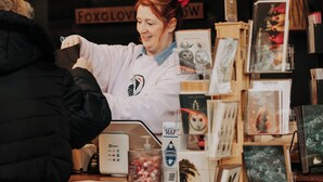Une librairie proposant un large choix de livres et équipée d’une caisse enregistreuse.