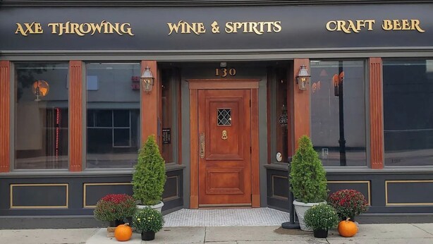 Un bâtiment portant l’enseigne « KIN&KILT » et sur lequel on peut lire les mots « LANCER DE HACHES », « VIN ET SPIRITUEUSES » et « BIÈRES ARTISANALES ».