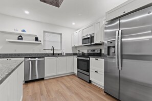 Fridge, microwave, oven, stovetop - Gainesville remodeled home-4 miles from UF campus! (Gainesville)