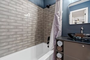 Haartrockner, Handtücher, Seife, Shampoo