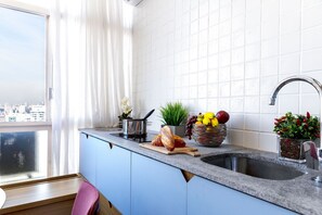 Apartment | Private kitchen | Fridge, microwave, blender, cookware/dishes/utensils - Copan Building 26th Floor AMAZING View (São Paulo)