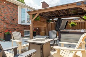 Outdoor dining - Hot Tub, TV & Sound bar with fire pit to enjoy.
 (Windsor)
