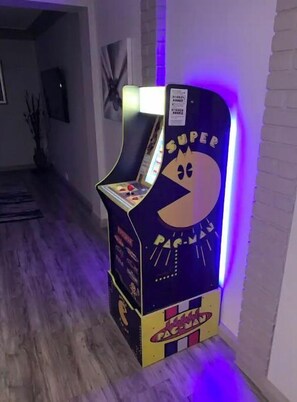Games room - Hot Tub, TV & Sound bar with fire pit to enjoy.
 (Windsor)