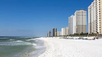 Playa en los alrededores y toallas de playa