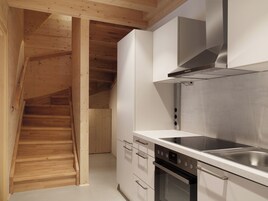 Refrigerador, horno, placa de cocina, cafetera expreso