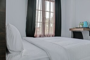 Quarto casal luxo | Escrivaninha, espaço de trabalho para notebook, Wi-Fi de cortesia