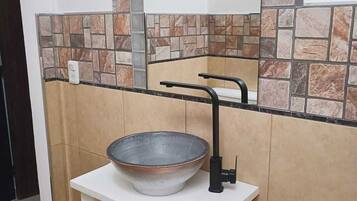 Bidet, toallas, jabón, papel de baño