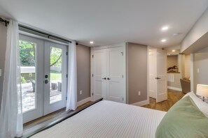 4 bedrooms, desk, iron/ironing board, Internet - Charming Retreat in Charlottesville w/ Deck! (Charlottesville)