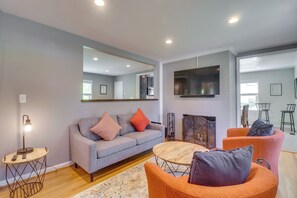 TV, fireplace, books - Charming Retreat in Charlottesville w/ Deck! (Charlottesville)