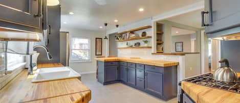 Fridge, microwave, stovetop, dishwasher
