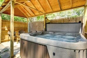 Terrace/patio - Hot Tub & Fire Pit: Dog-Friendly House in Yarmouth (Yarmouth)