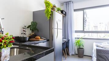 Apartamento tradicional | Cozinha privada | Geladeira, micro-ondas