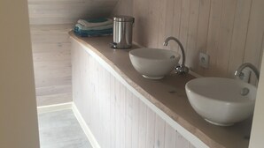 Family Room | Bathroom - Le Petit Belge (Montgivray)