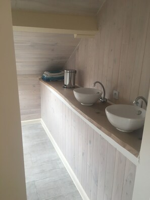 Kamar Keluarga | Kamar mandi | Shower, shower pijat air, pengering rambut, dan handuk