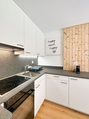 Kühlschrank, Mikrowelle, Wasserkocher mit Kaffee-/Teezubehör