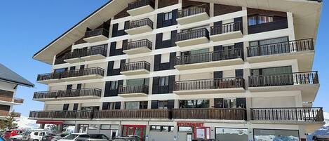 المنشأة من الخارج