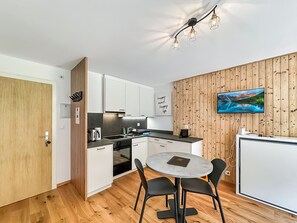 Refrigerador, microondas, cafetera y tetera y tetera eléctrica 