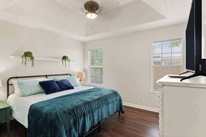 3 bedrooms, iron/ironing board, WiFi, bed sheets - Once Upon a Tide/2 King Beds/Centrally Located (Brunswick)