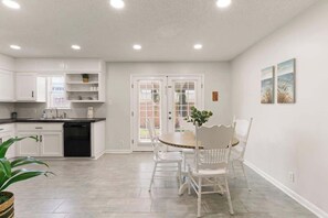 Dining - Once Upon a Tide/2 King Beds/Centrally Located (Brunswick)