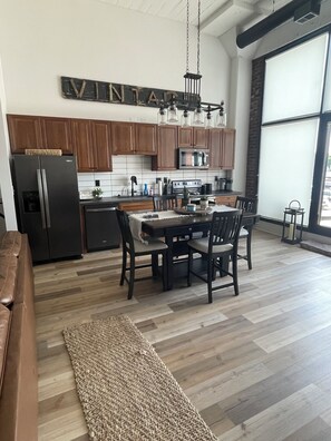 Fridge, microwave, oven, stovetop - Stylish Downtown Sandusky Condo Perfect for Family Getaway (Sandusky)