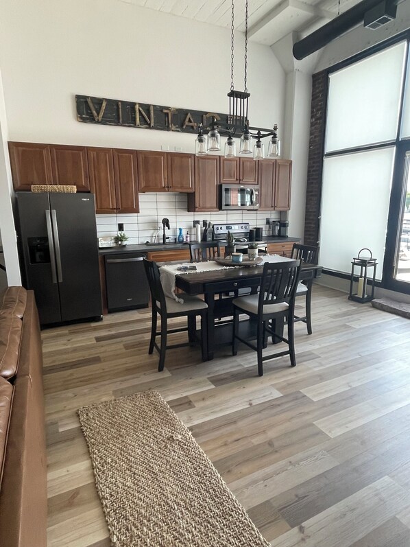 Réfrigérateur, micro-ondes, four, plaque de cuisson