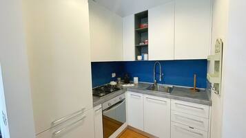 Kühlschrank, Ofen, Herdplatte, Wasserkocher mit Kaffee-/Teezubehör