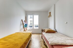3 habitaciones, tabla de planchar con plancha, wifi y ropa de cama 