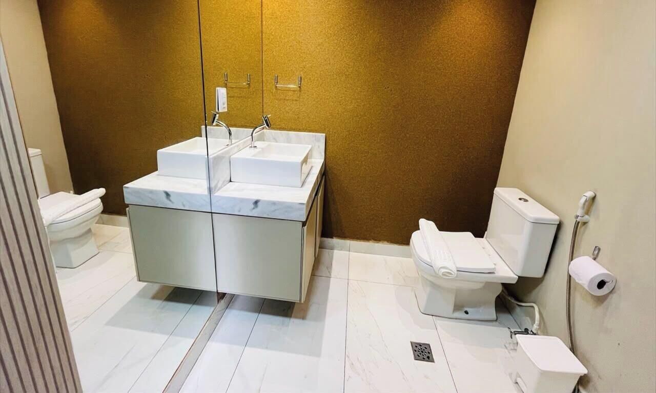 Apartamento luxo | Banheiro | Chuveiro, chuveiro com efeito de chuva