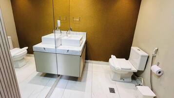 Apartamento luxo | Banheiro | Chuveiro, chuveiro com efeito de chuva