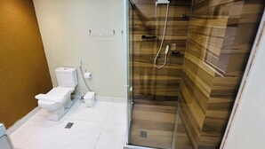 Appartement Deluxe | Salle de bain | Douche, douche à « effet pluie », sèche-cheveux, serviettes fournies