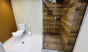 Departamento Deluxe | Baño | Regadera, regadera tipo lluvia, secadora de cabello, toallas