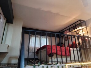 1 dormitorio, tabla de planchar con plancha, wifi y ropa de cama