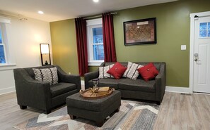 Smart TV - Downtwn Stylish 3BR/2BA with Exclusive Parking in Annapolis-USNA Stadium  (Annapolis)