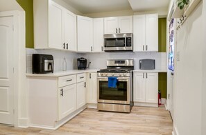 Fridge, microwave, oven, stovetop - Downtwn Stylish 3BR/2BA with Exclusive Parking in Annapolis-USNA Stadium  (Annapolis)