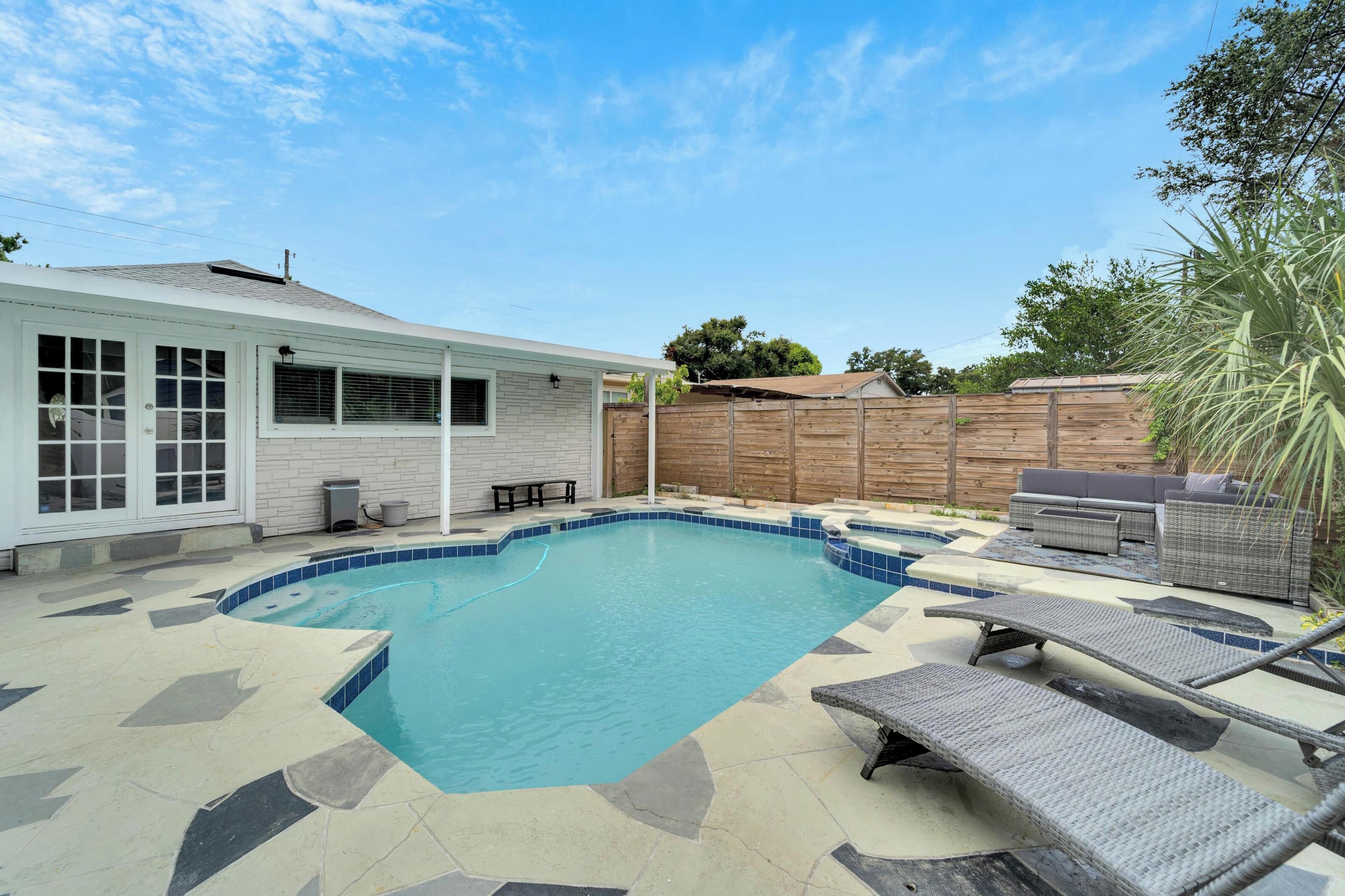 Poolside Paradise - Spacious - Peaceful Patio