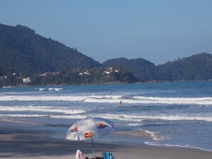 På stranden, hvit sand og 20 strandbarer
