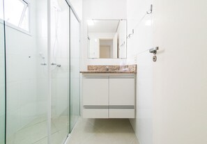 Standard Apartment | Bathroom | Shower, rainfall showerhead - Residencial Ébano Marfim e Jequitibá (Ubatuba)