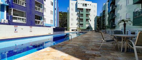 Piscina coperta, piscina all'aperto, ombrelloni da piscina, lettini