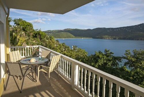 1BR suite with amazing views and only 5 min from Magen's Bay!