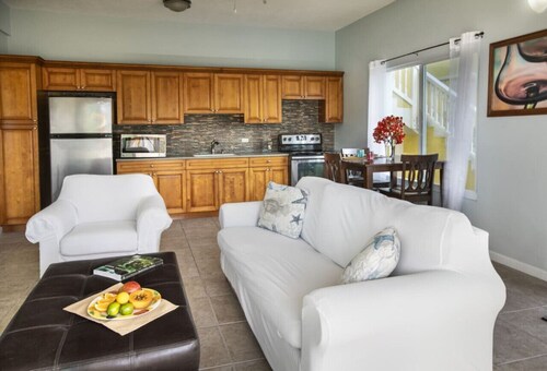 1BR suite with amazing views and only 5 min from Magen's Bay!