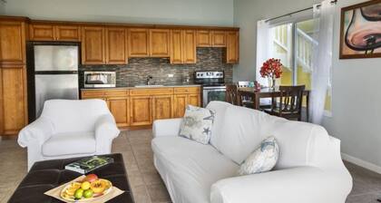 1BR suite with amazing views and only 5 min from Magen's Bay!