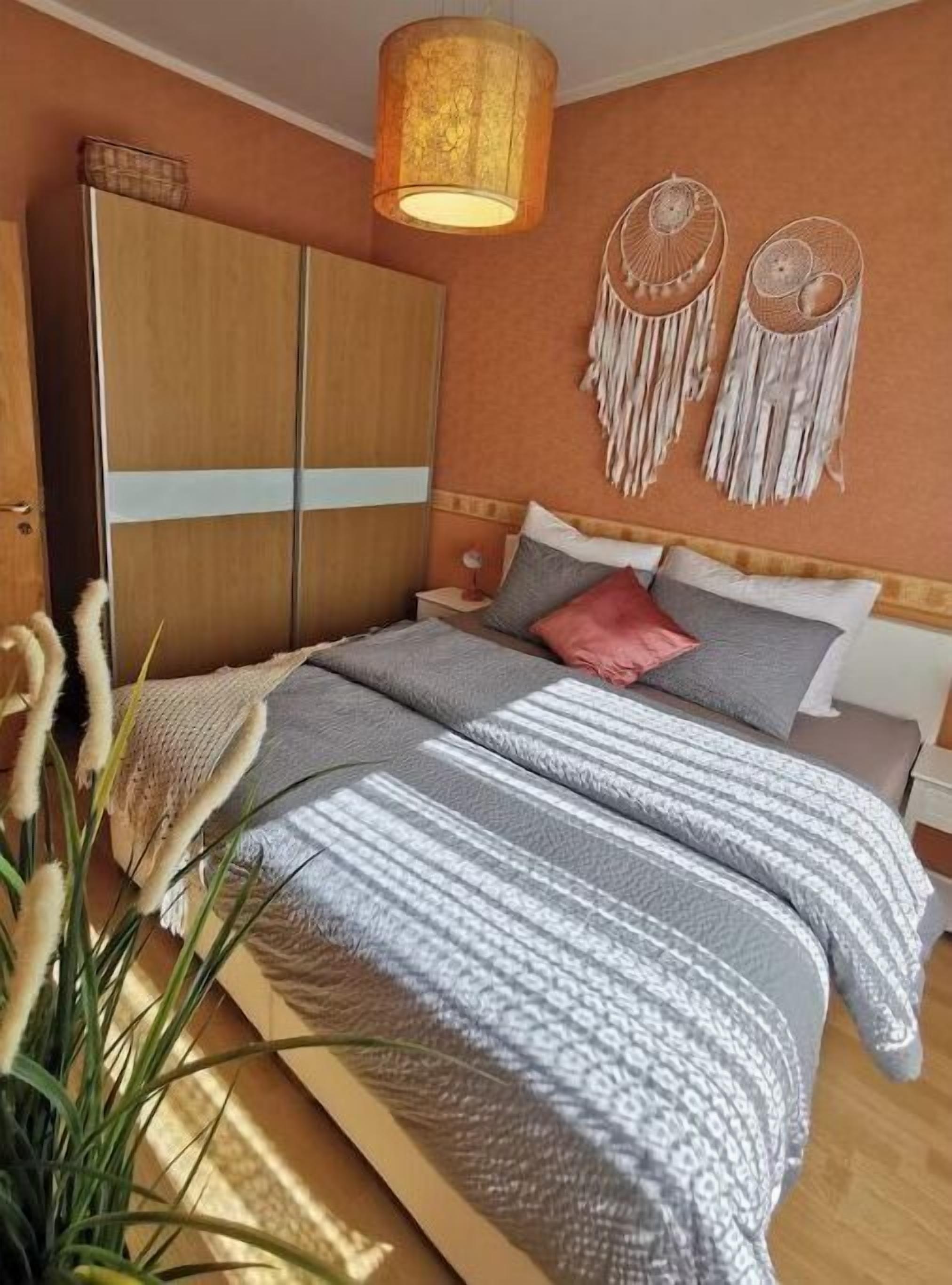 1 soveværelse, skrivebord, lydisolering, strygejern/strygebræt