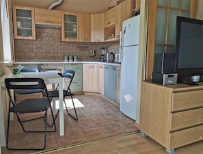 Kühlschrank, Ofen, Herdplatte, Wasserkocher