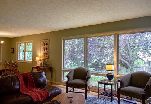 Huge Manor w/ Indoor Hot Tub and Pool Table